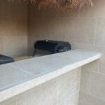 Coussin d’été en travertin Canet-en-Roussillon – Pose extérieure élégante