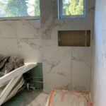 photo : Rénovation salle de bain moderne à Canet-en-Roussillon – pose de carrelage mural et sol par SAM Carrelage