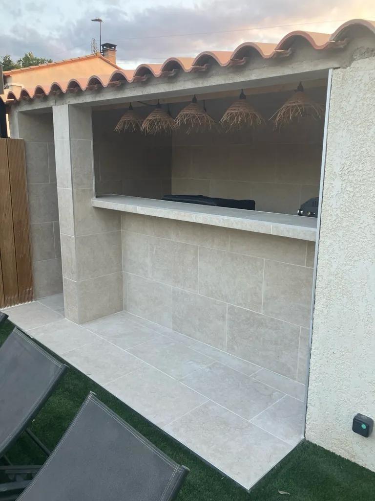 Cuisines : habillage mural, crédence, carrelage grand format et finitions résistantes à l’humidité.