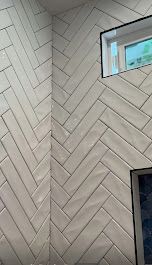 Pose de carrelage mural en chevrons – Artisan carreleur Pyrénées-Orientales